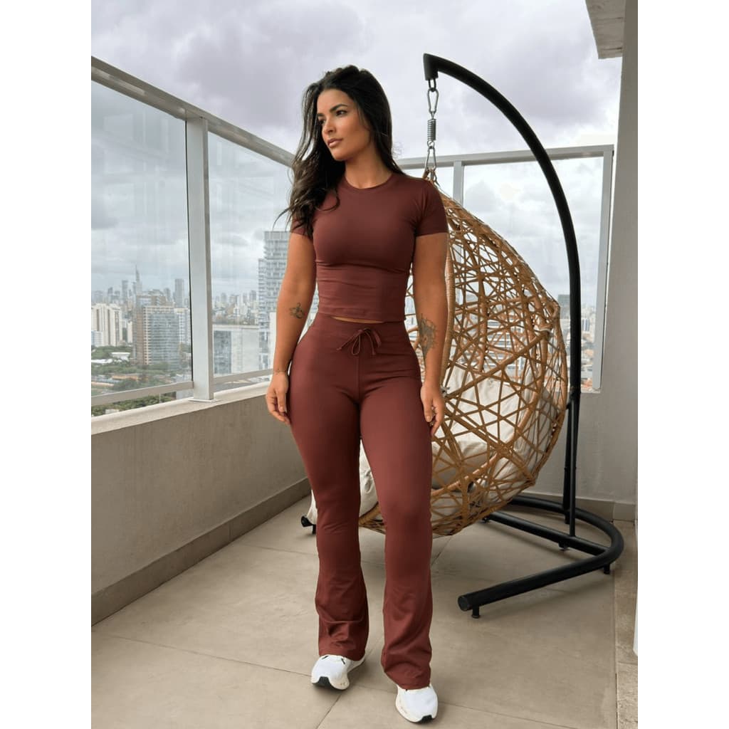 Conjunto Feminino Cropped Baby Tee + Calça Flare Bailarina Cintura Alta Poliamida Premium Academia Fitness