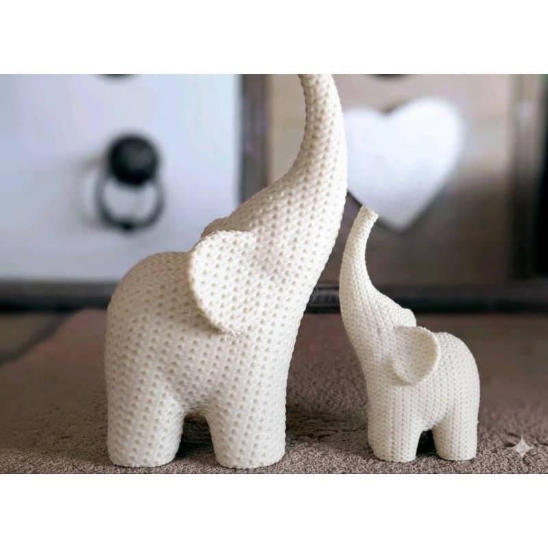 ​Kit 2 Elefantes Decorativos Branco Impressão 3D Estilo Crochê Amigurumi - 15cm e 9cm